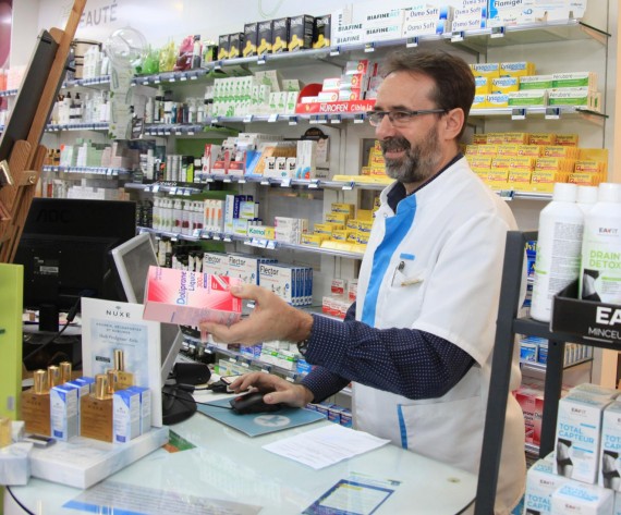Pharmacien au comptoir de la pharmacie du Barry à Gratentour (31) 